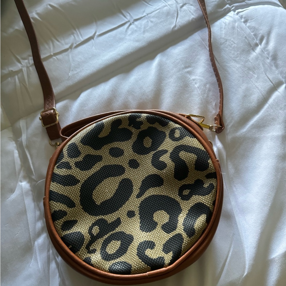 Women’s Small Round Leopard Print  Purse –  (9238) 
(Shipping Only)